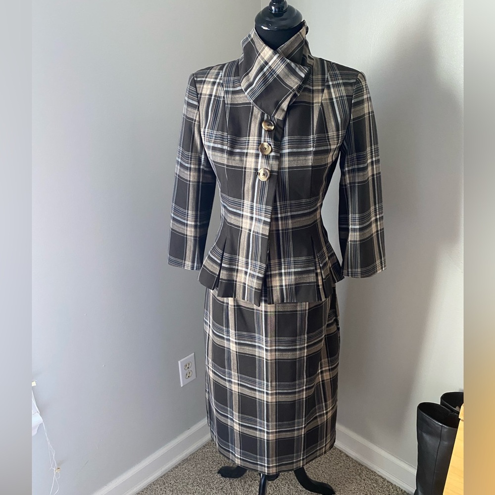 Isaac Mizrahi Plaid Blazer Suit size 4